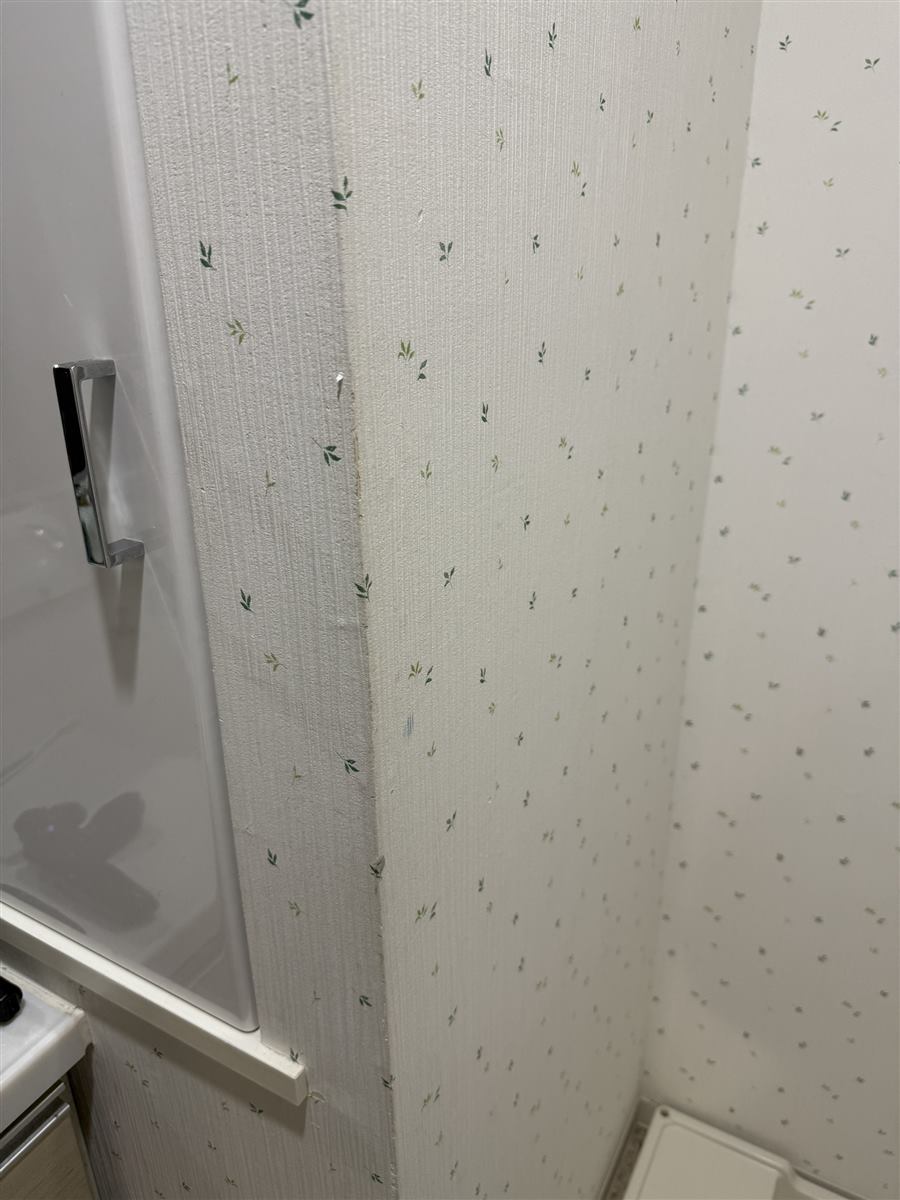 張り替え前の壁紙。角がこすれて汚れている