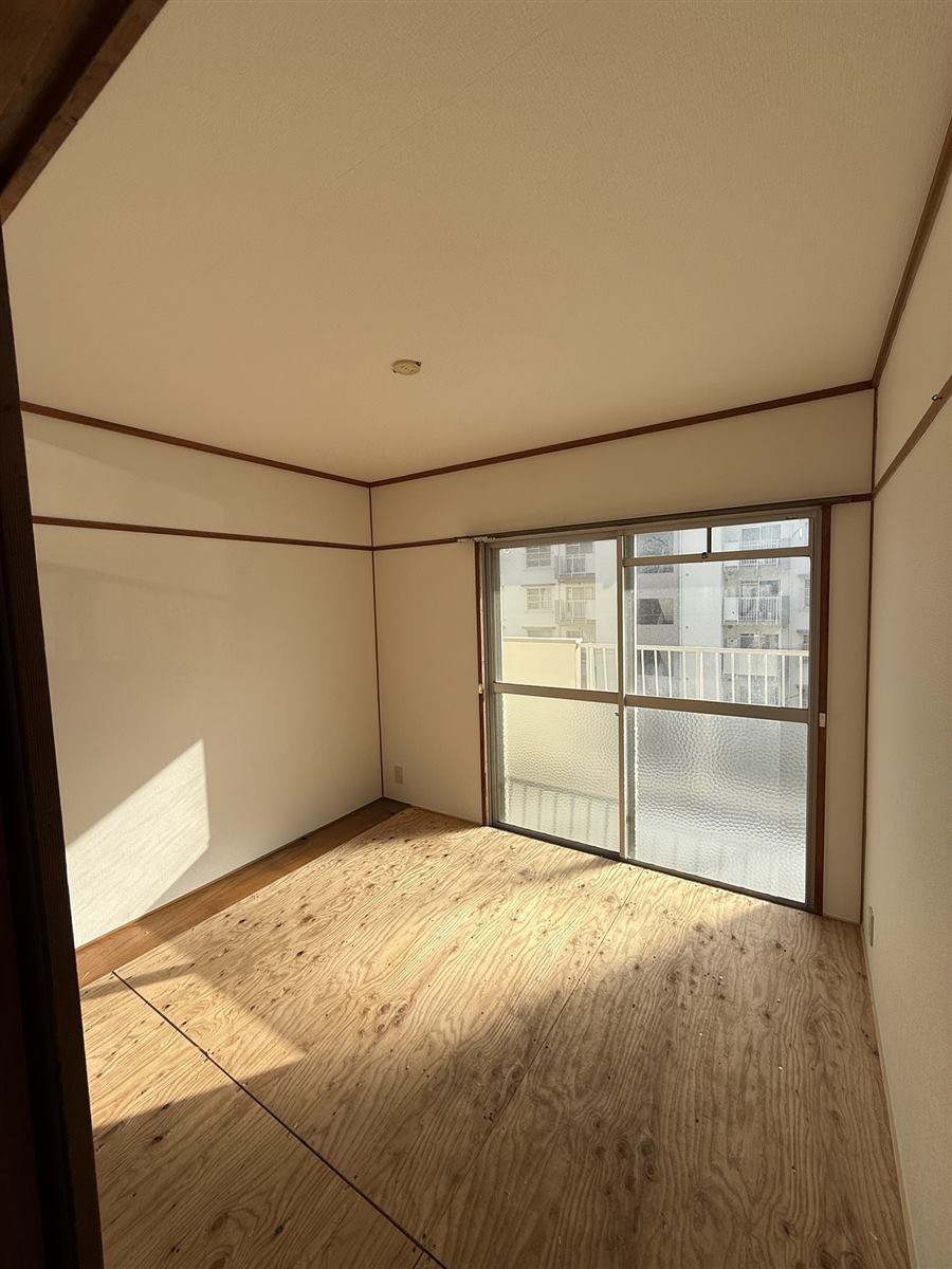 床材をはがした状態のお部屋