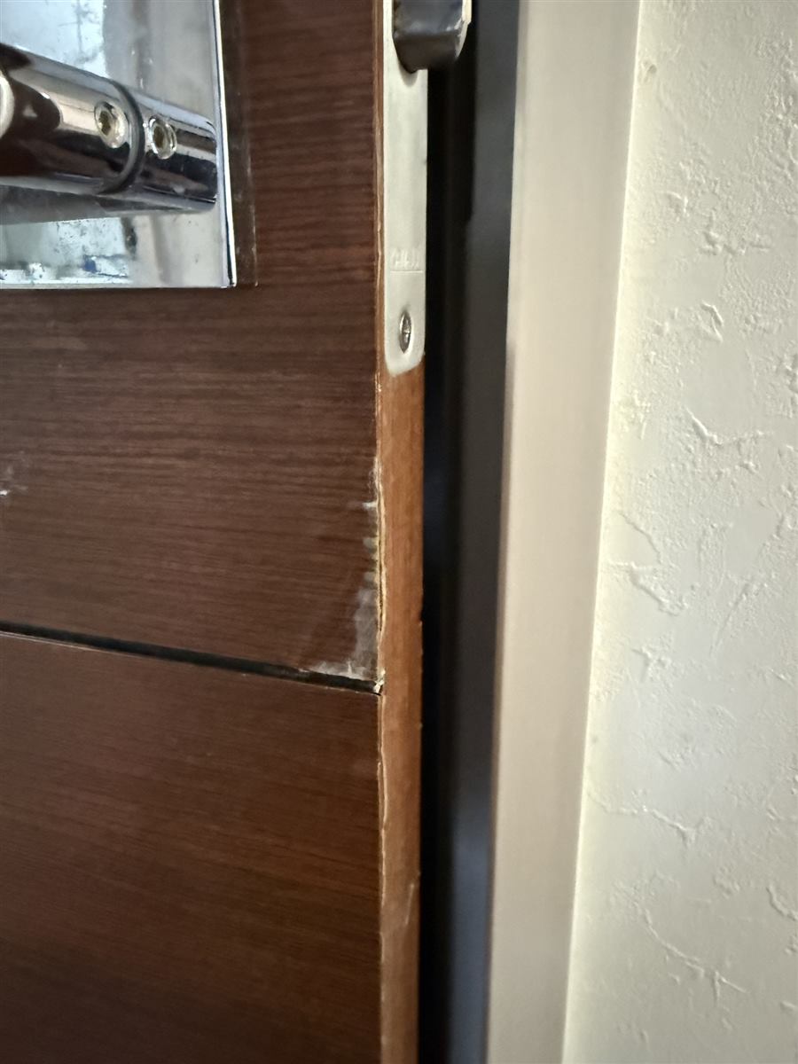 補修前のドア。角が欠けている